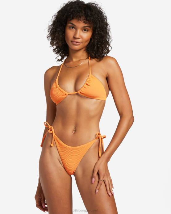 mujer piel de naranja Billabong top de bikini tanlines con varios triángulos 04LD1214